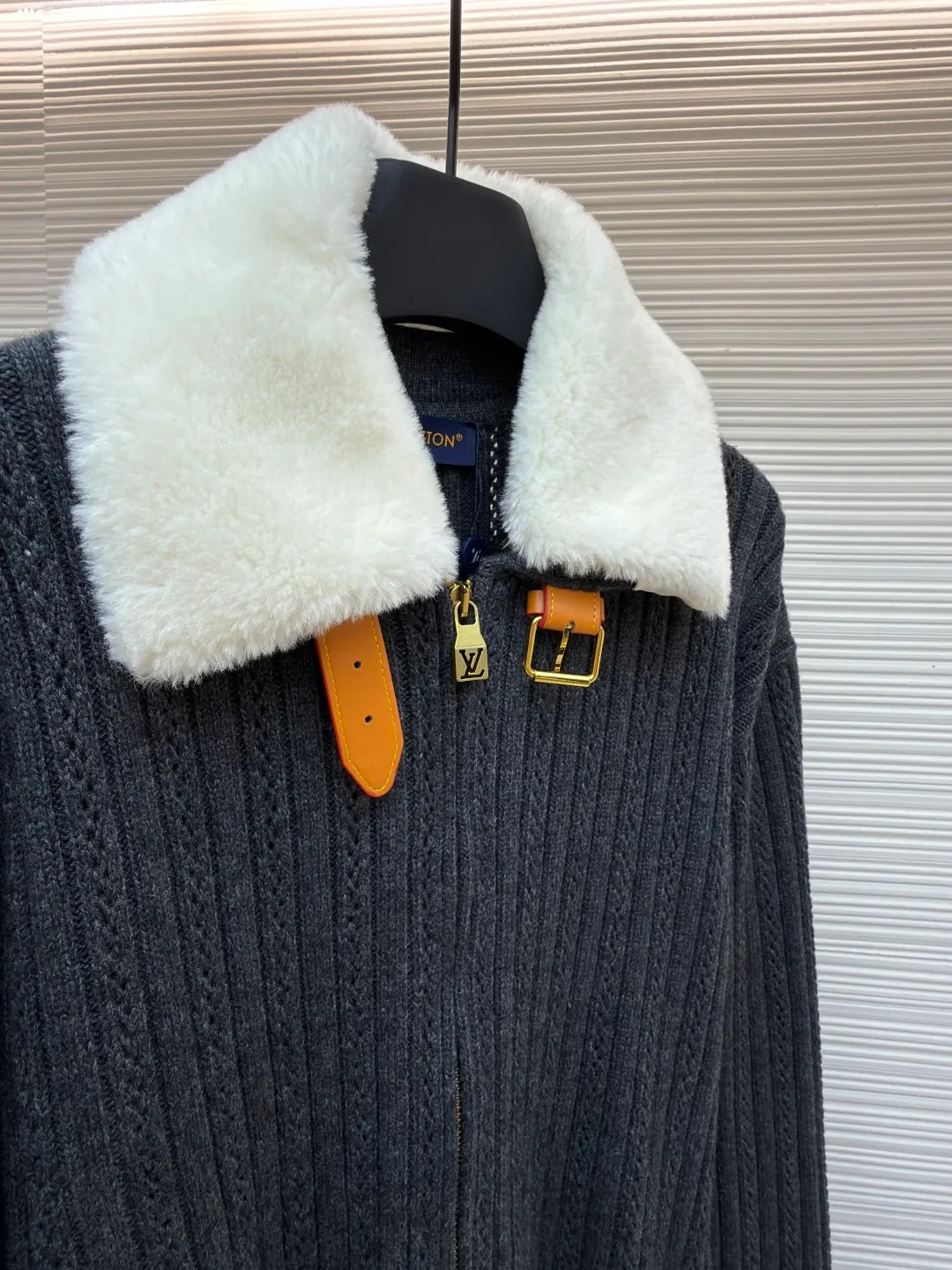 LOUIS VUITTON Cashmere Wool Zipper Tunic Jacket ●Original version: purchased and developed by 46989 ●Item number: 1682189-C05 ●Fabric: wool blended fabric ●Technology: knitted ●Color: black ●Version: fitted version ●Weight: about 855 grams ●Size: S-M-L-XL ●Description: This LOUIS VUITTON FW25 cashmere wool zippered belted jacket. The fabric is made of rare cashmere and merino wool blended. It has been combed to remove impurities. It is knitted with 16-needle fine gauge to create a three-dimensional vertical pit stripe texture. The pit stripes are accurately positioned by a computer jacquard machine, with even spacing and a strong three-dimensional effect. The collar is made of high-quality mink fur, which is trimmed and shaped by hand. The fur is fluffy and smooth. It is decorated with metal buckles and leather patches. The leather patches are vegetable tanned, with a delicate texture and wear resistance. The placket has a custom-made metal zipper with electroplated and polished teeth. The zipper and body are fixed by hand caulking, and the stitching is hidden and firm. The waist girdle structure uses built-in elastic webbing, combined with ergonomic three-dimensional tailoring. The cuffs and hem are designed with ribbed edges and are pre-shrunk at high temperatures to prevent them from loosening. The overall sewing has gone through multiple quality control processes. From fabric weaving to detail assembly, the brand's strict craftsmanship standards are followed, showing the quality of luxury craftsmanship. The overall wiring is straight and delicate, the fabric is comfortable and soft, and the color is consistent without color difference. It can be matched with the same style to create a fashionable look and control various occasions. Customized accessories, complete with three standards, same style for men and women!